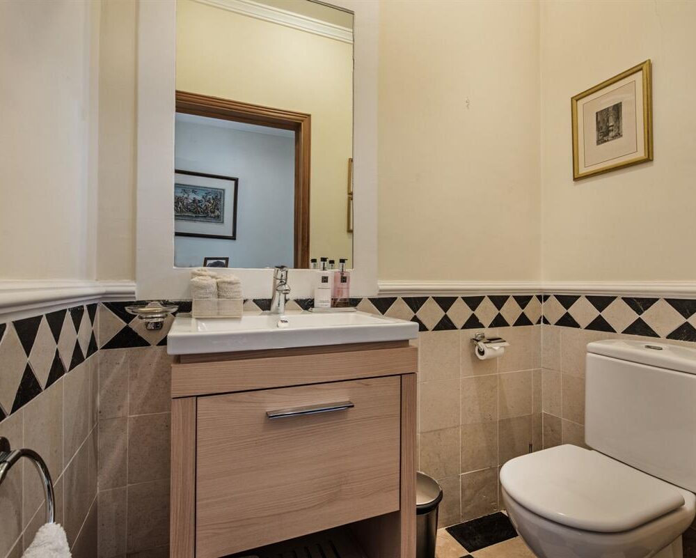 Three Bedroom Townhouse for sale Pinheiros Altos, Quinta Do Lago guest toilet