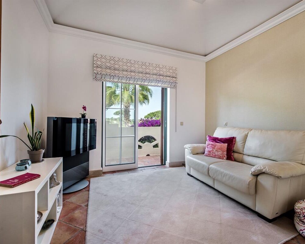 Three Bedroom Townhouse for sale Pinheiros Altos, Quinta Do Lago guestroom