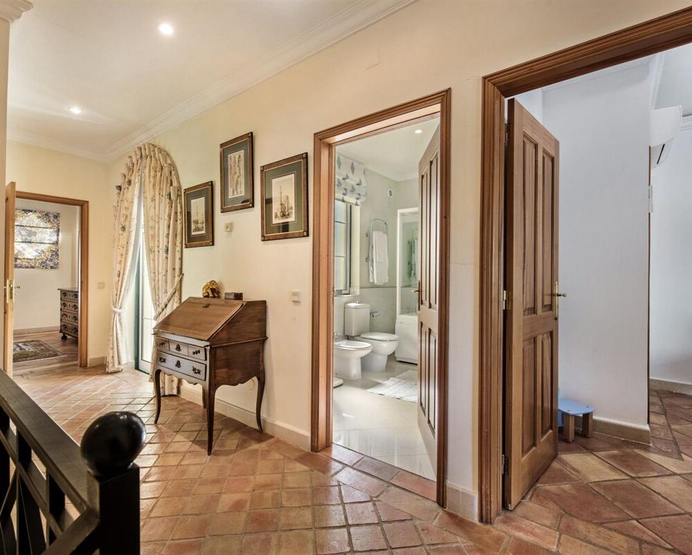 Three Bedroom Townhouse for sale Pinheiros Altos, Quinta Do Lago hallway